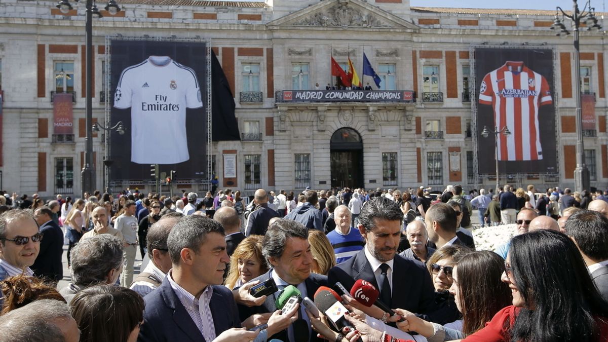 Dos camisetas gigantes del Real Madrid y el Atlético de Madrid animan la final de la Liga de Campeones en Sol