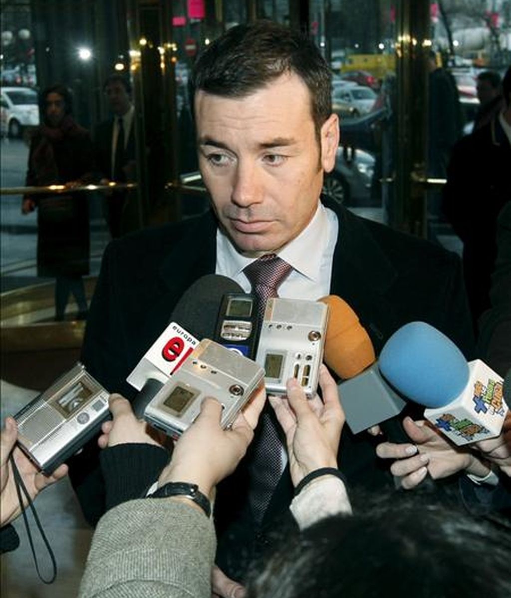 El secretario del PSOE de Madrid, Tomás Gómez, atiende a la prensa antes de asistir a un desayuno informativo organizado por Europa Press en el que interviene el candidato socialista a la presidencia de la Xunta, Emilio Pérez Touriño. EFE El secretario del PSOE de Madrid, Tomás Gómez, atiende a la prensa antes de asistir a un desayuno informativo organizado por Europa Press en el que interviene el candidato socialista a la presidencia de la Xunta, Emilio Pérez Touriño. EFE