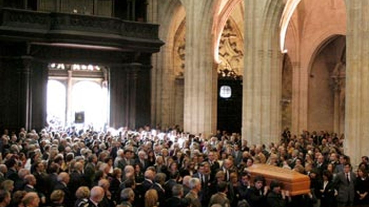 Llegada del féretro a la catedral de Oviedo durante el funeral del conde de Latores, Sabino Fernández Campo, ex jefe de la Casa del Rey, fallecido el domingo en Madrid. Foto: EFE.