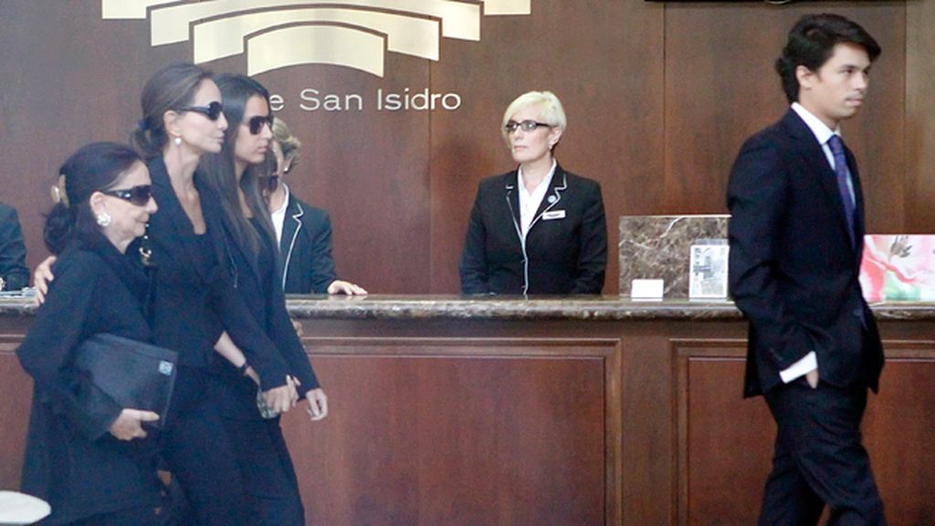 Ana Boyer e Isabel Preysler, muy unidas en el tanatorio