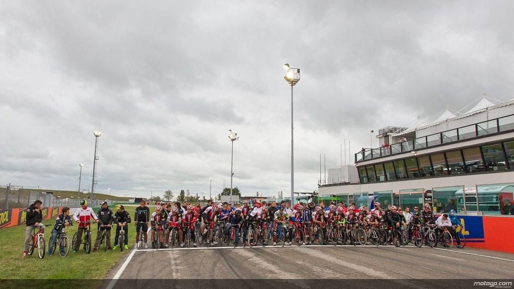 Los pilotos dieron una vuelta en bicicleta en recuerdo de Simoncelli