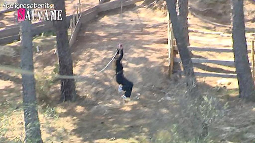 Tras tirarse por una tirolina, Rosa se quedó colgada en el aire