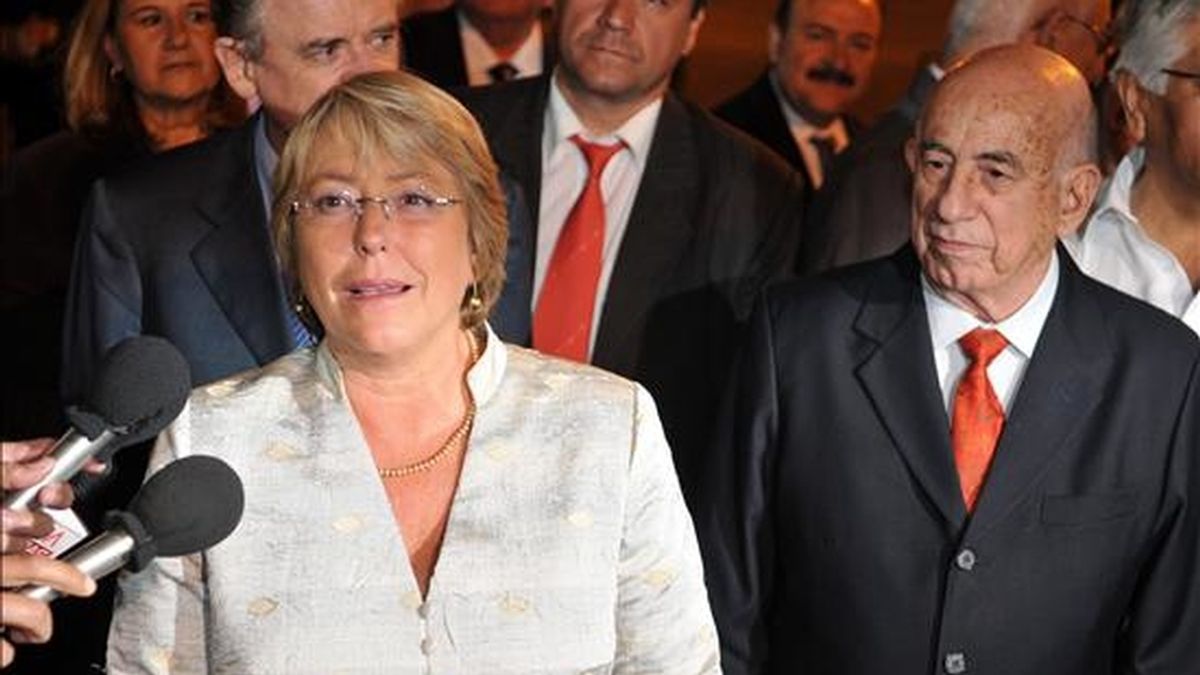 La presidenta de Chile, Michelle Bachelet (i), habla con la prensa, acompañada por el primer vicepresidente cubano, José Ramón Machado, luego de su llegado hoy a La Habana (Cuba). Bachelet inció así una visita de 72 horas a la isla. EFE