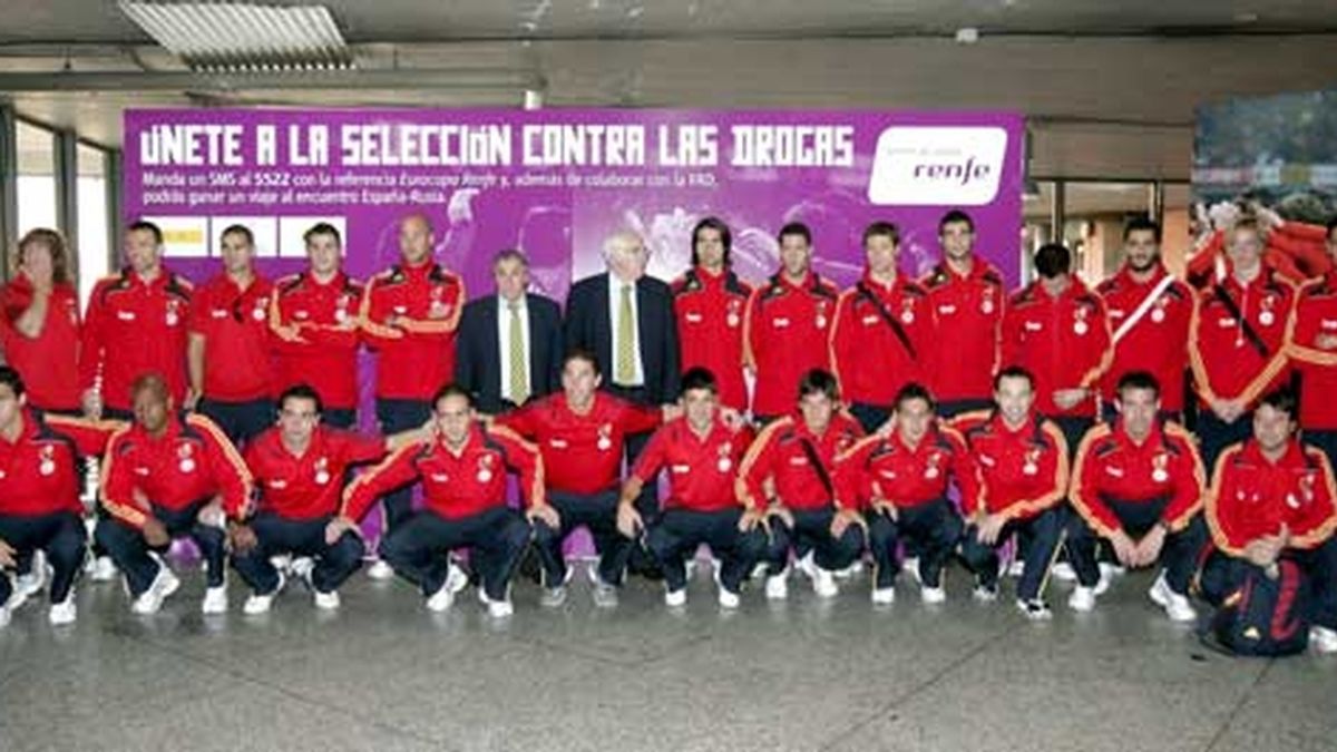 La selección española posa en la estación de Atocha en un acto contra las drogas. Foto: EFE