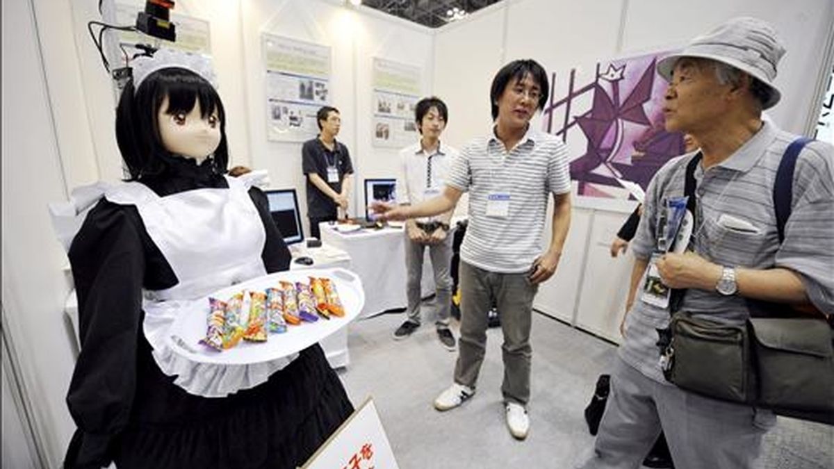 Un hombre observa un robot durante la feria de tecnología Robotech, en Tokio (Japón), hoy, 28 de julio de 2010. El robot ha sido desarrollado por estudiantes del Centro de Interacción Humano-Robot de la Universidad de Saitama. EFE