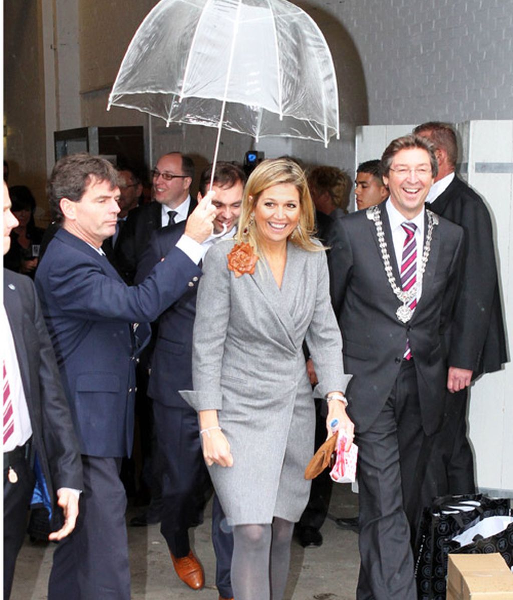 Las gotas hacen chip en sus paraguas chic