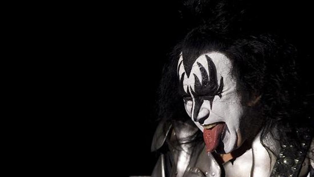 El bajista del grupo Kiss, Gene Simmons, participa en el concierto de la agrupación realizado en Santiago (Chile). EFE El bajista del grupo Kiss, Gene Simmons, participa en el concierto de la agrupación realizado en Santiago (Chile). EFE