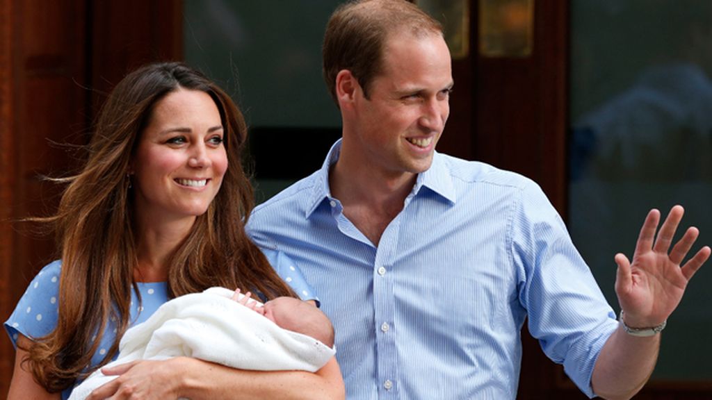 Los Duques de Cambridge, radiantes y de azul en la presentación de su hijo