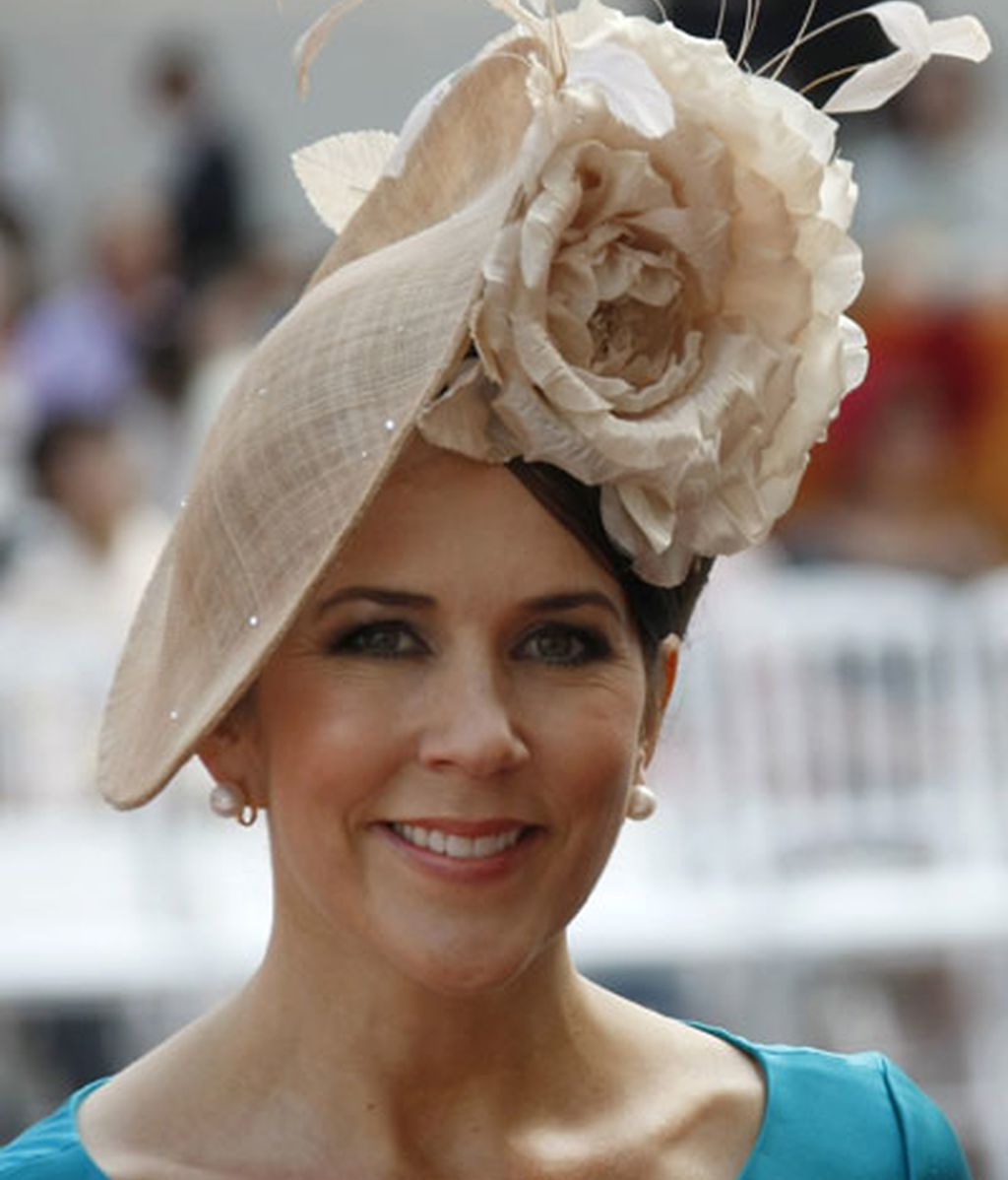 La princesa Mary de Dinamarca, con una gran flor pálida en el pelo