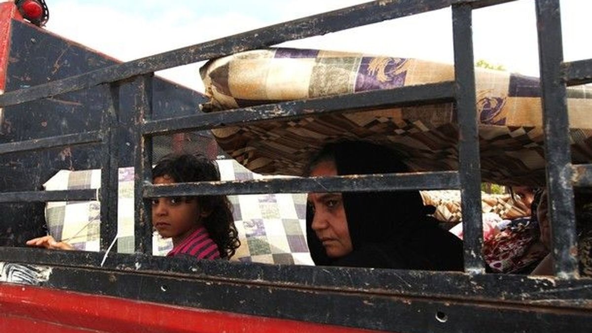 Una mujer y una niña huyen de Sirte aprovechando el alto el fuego. Foto: Reuters.