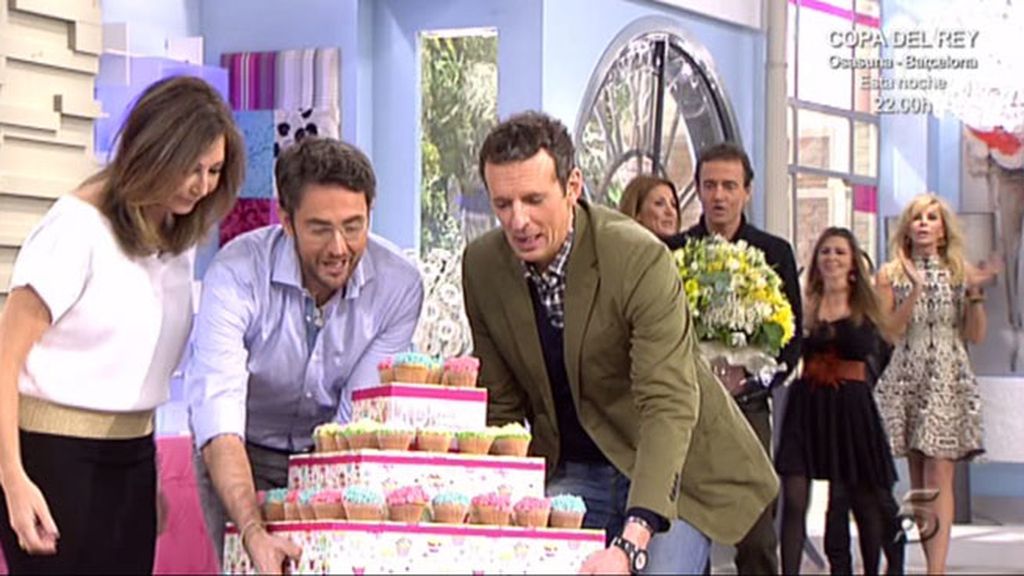 La presentadora ha recibido un ramo de flores y magdalenas por su cumpleaños