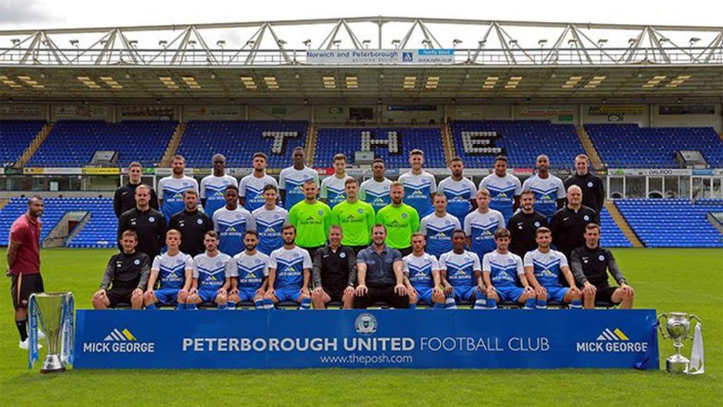 Un solitario Ashley Cole inunda las redes sociales de montajes e imitaciones