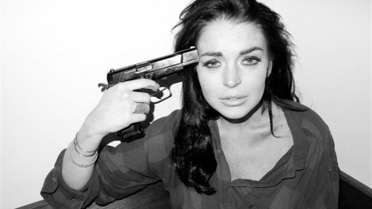 Lindsay Lohan se apunta con una pistola