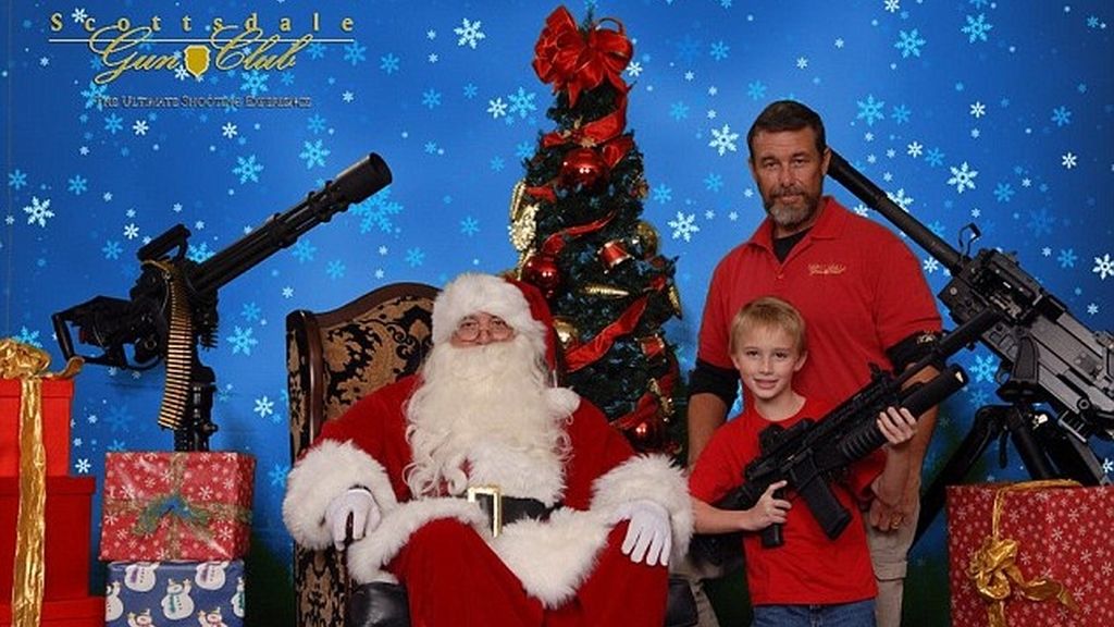Papa Noel cambia los renos por los rifles en las postales navideñas