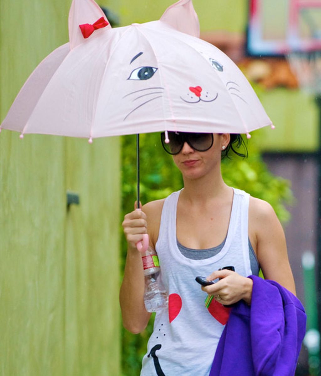 Las gotas hacen chip en sus paraguas chic