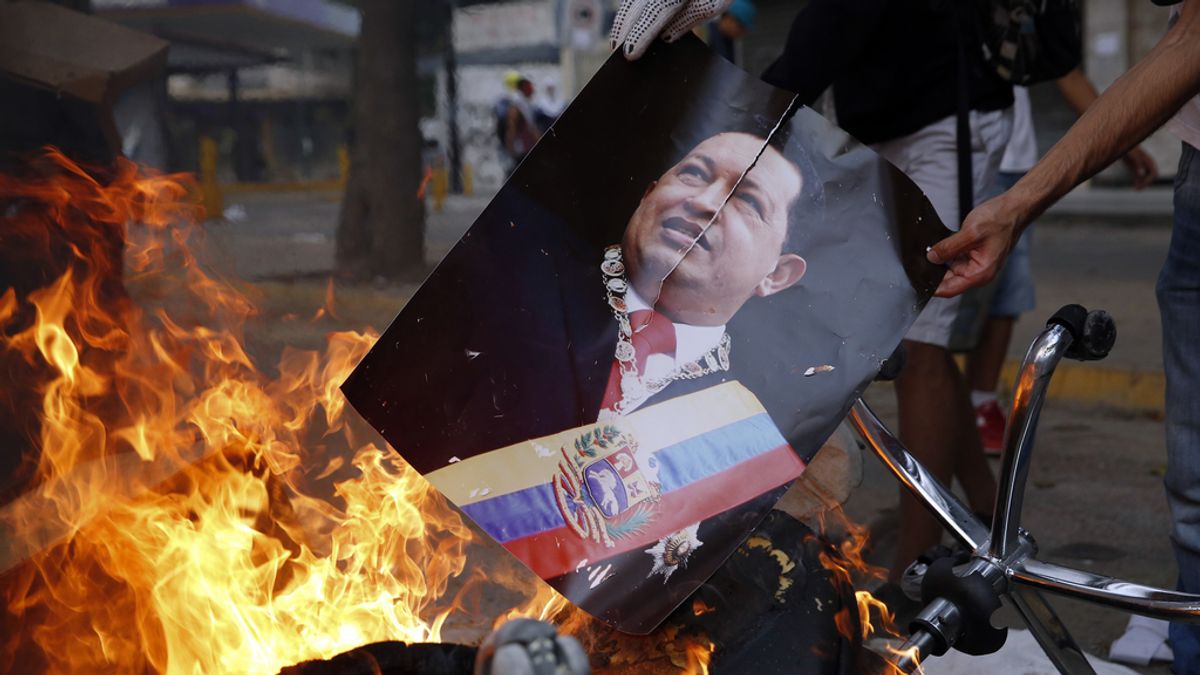 La foto de Hugo Chávez arde en durante protestas antigubernamentales