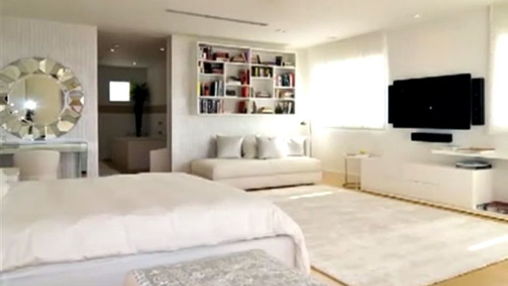 La casa tiene 800 metros cuadrados, embarcadero y piscina