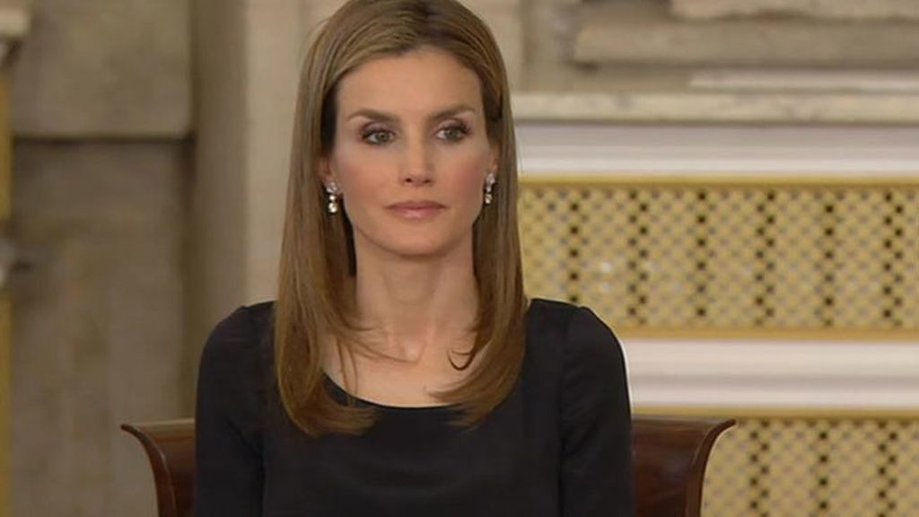 Letizia elige un dos piezas blanco y negro