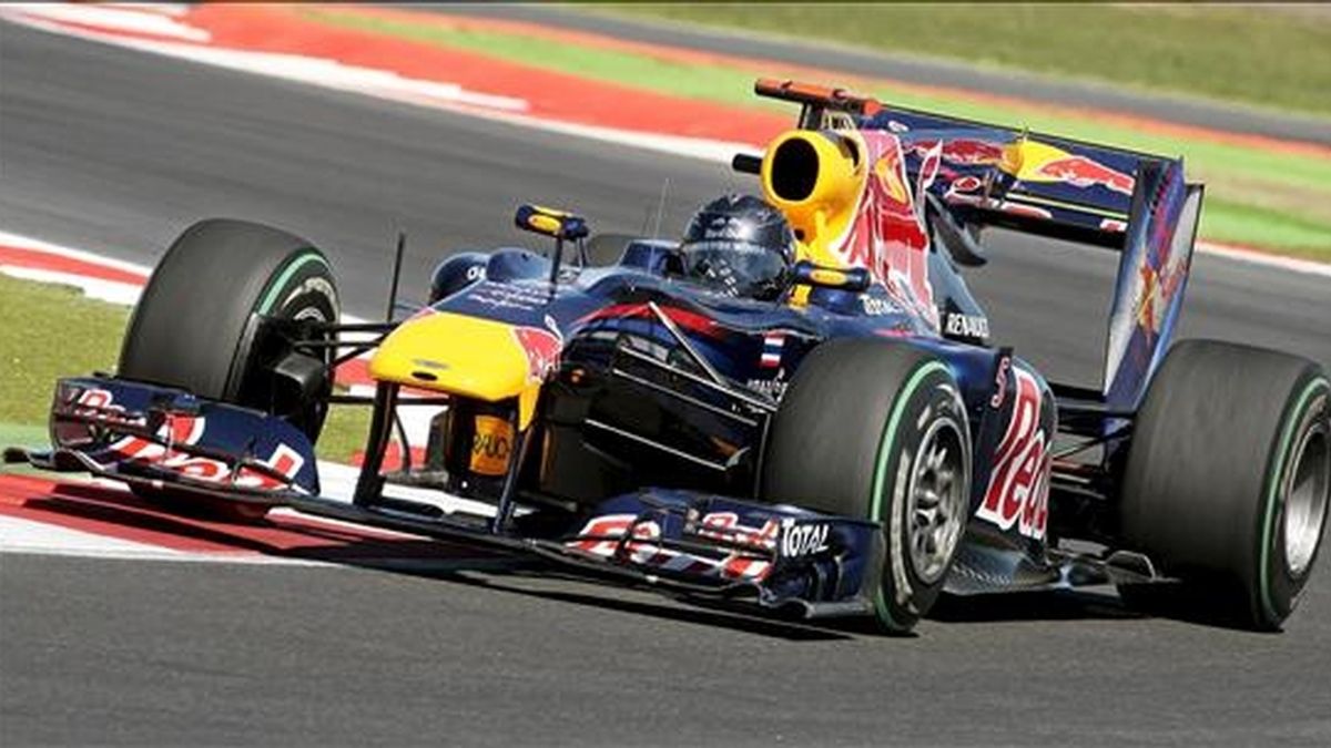 El piloto alemán de Fórmula Uno de la escudería Red Bull, Sebastian Vettel, en acción durante la segunda sesión de entrenamientos libres en el circuito de Silverstone, en Northamptonshire (Reino Unido). El Gran Premio de Gran Bretaña se disputará el 11 de julio de 2010. EFE