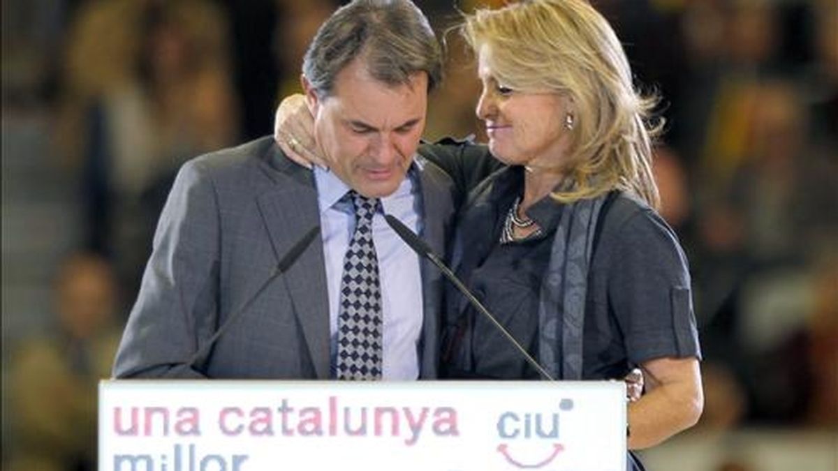 El candidato de Convergencia i Unió a la presidencia de la Generalitat, Artur Mas, con su esposa, Helena Rakosnik, durante su intervención anoche en el mitin final de campaña celebrado en el Palau Sant Jordi de Barcelona. EFE