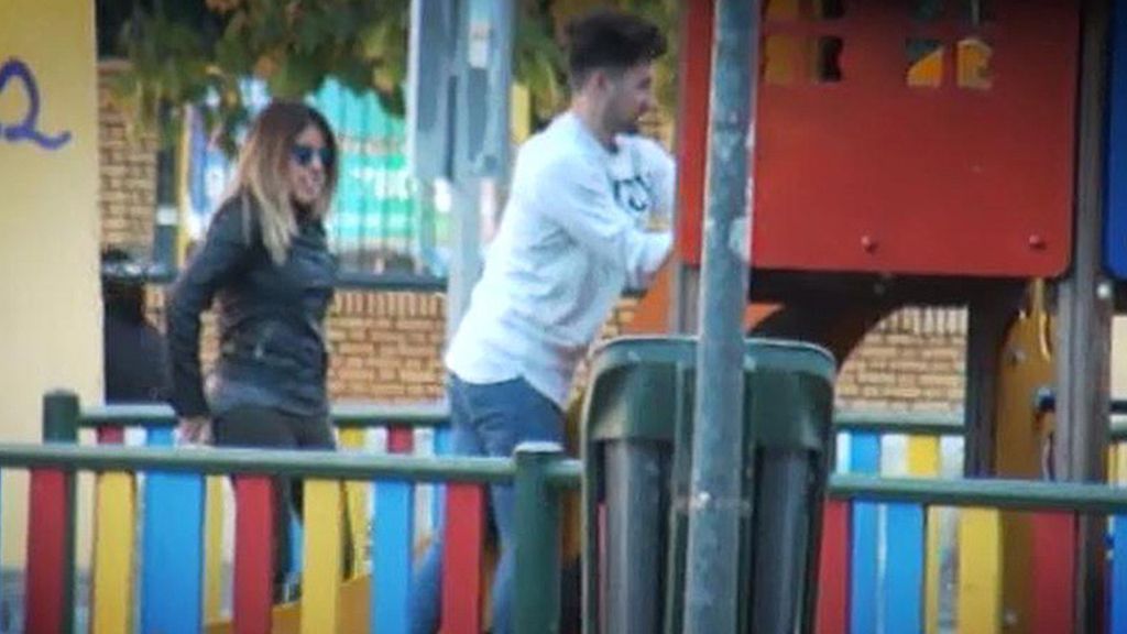 Alejandro Albalá y Chabelita, en el parque con Albertito