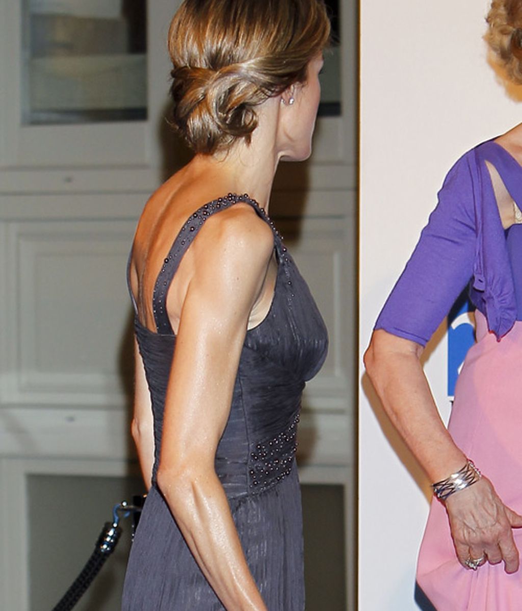 Letizia Ortiz se viste de noche y realza su busto como nunca