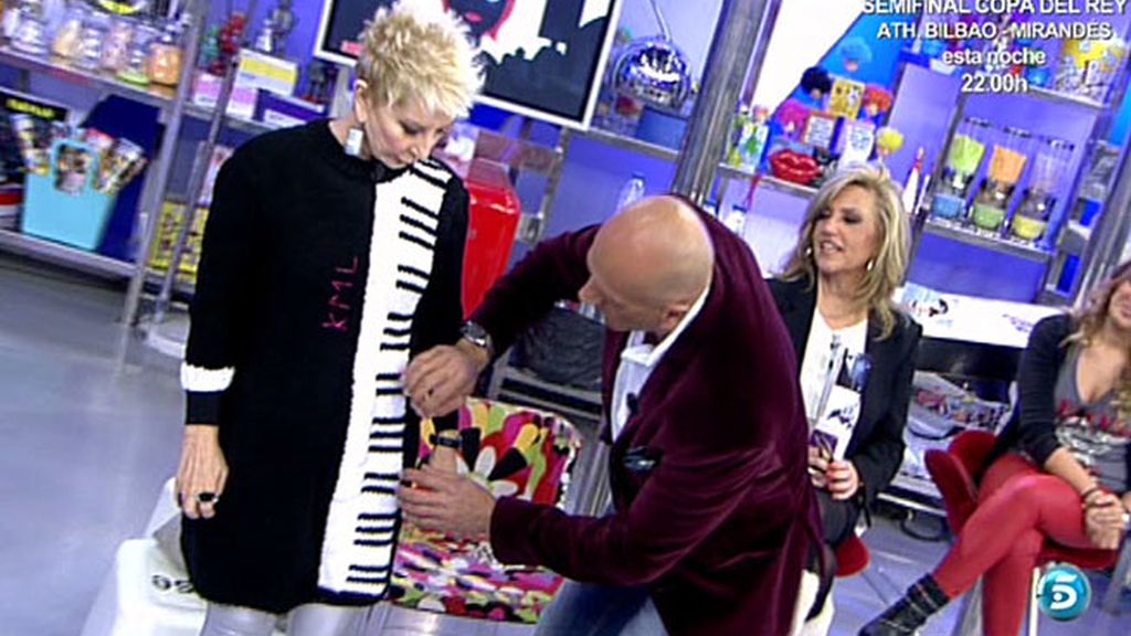 Pendientes y vestido con teclas