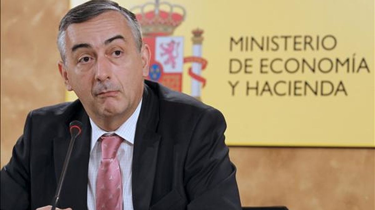 El secretario de Estado de Hacienda y Presupuestos, Carlos Ocaña, durante la rueda de prensa que ofreció hoy para informar de los datos de ejecución presupuestaria del primer semestre de 2010. EFE