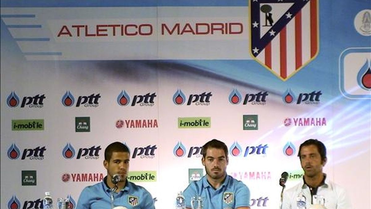 Los jugadores del Atlético de Madrid, Álvaro Domínguez y Antonio López, y el entrenador, Quique Sánchez Flores, durante una rueda de prensa ayer en un hotel de Bangkok. EFE