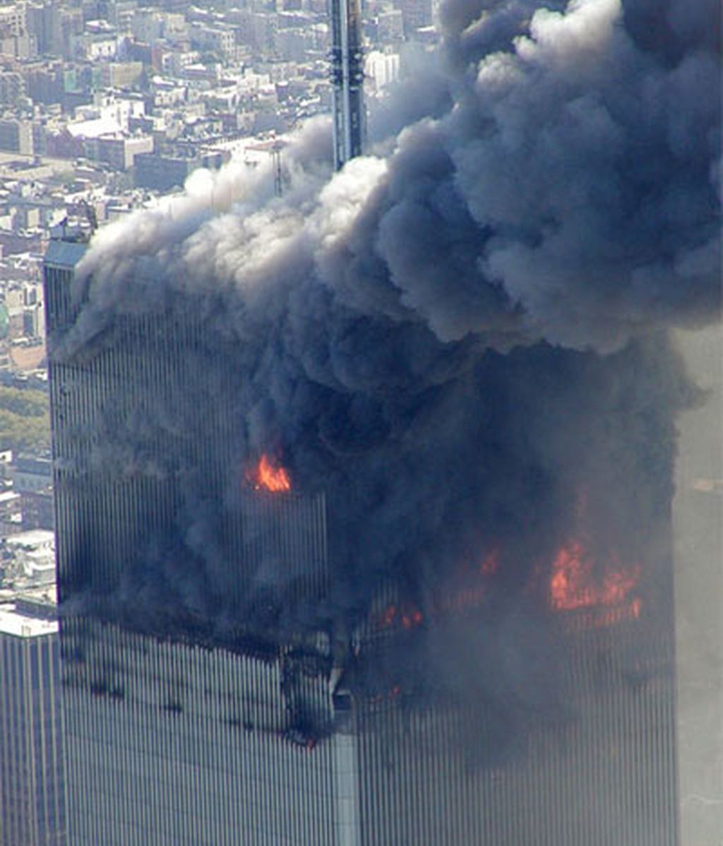 El fuego provocado por el impacto de un avión contra la torre