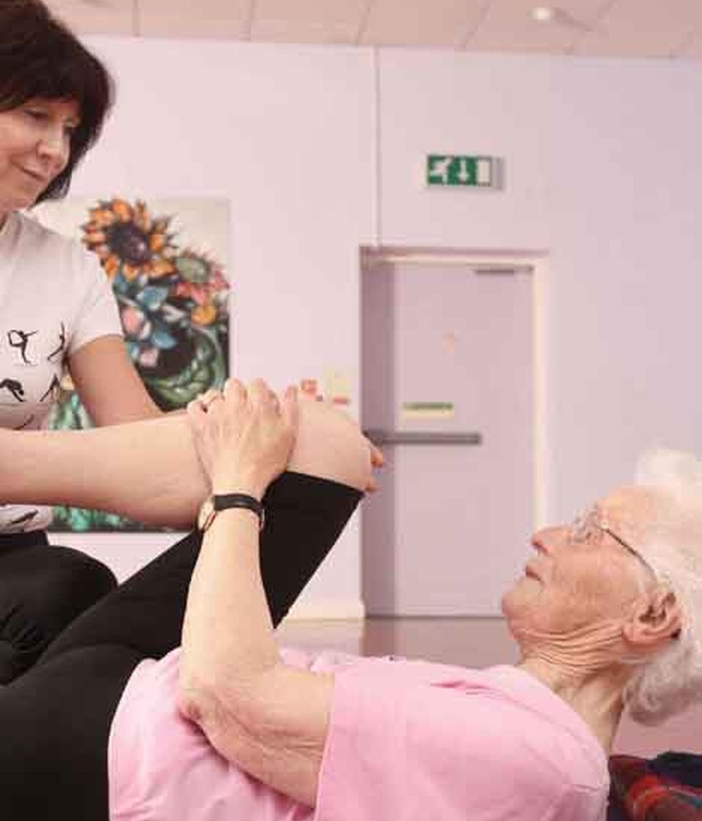 Una mujer con 98 años está completamente sana gracias a las clases de yoga