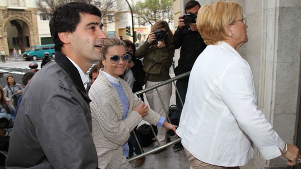 María José Campanario, su madre y Jesulín de Ubrique a su llegada al juicio de la 'Operación Karlos' el 15 de abril