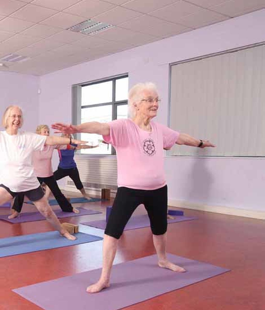Una mujer con 98 años está completamente sana gracias a las clases de yoga