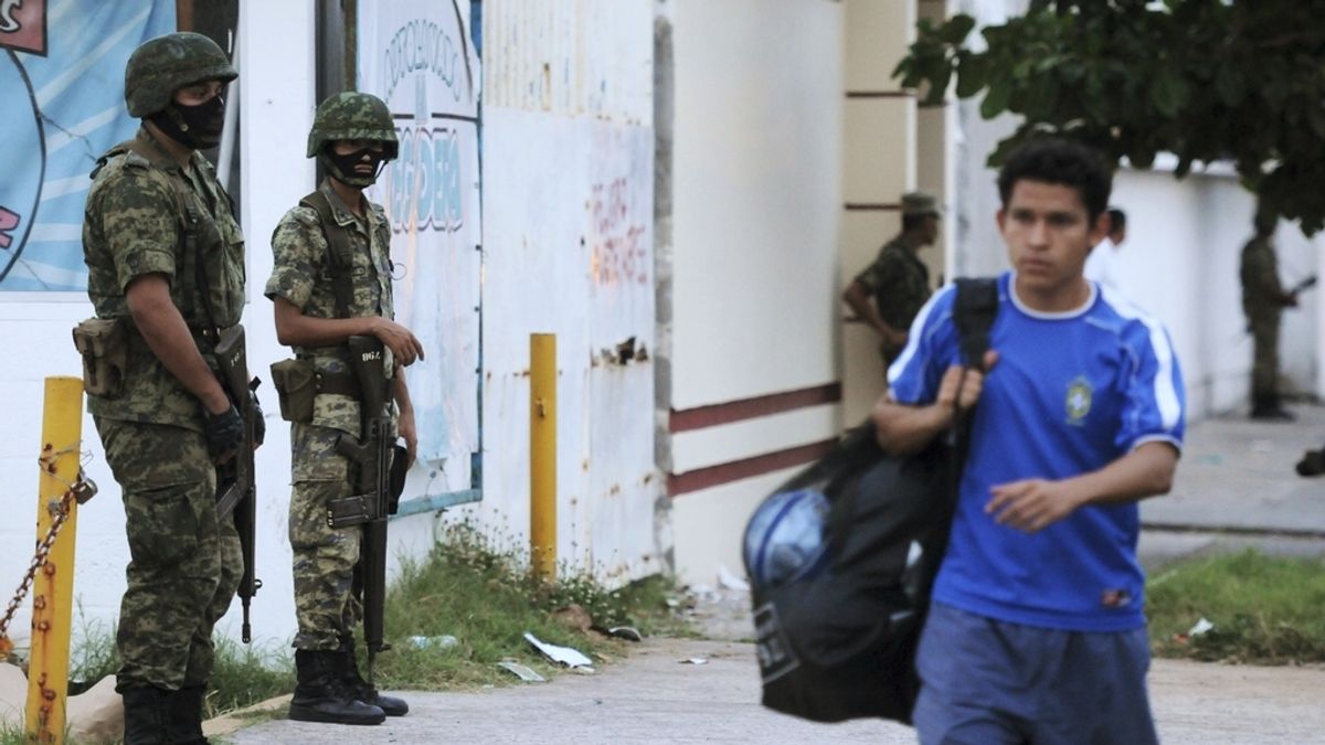 Soldados hacen guardia ante la morgue de la ciudad de Veracruz