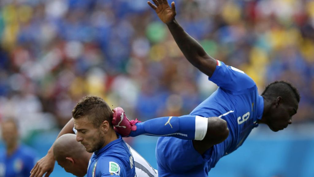 Los jugadores se pegaron hasta entre ellos. Balotelli golpeó a Immobile en la cabeza