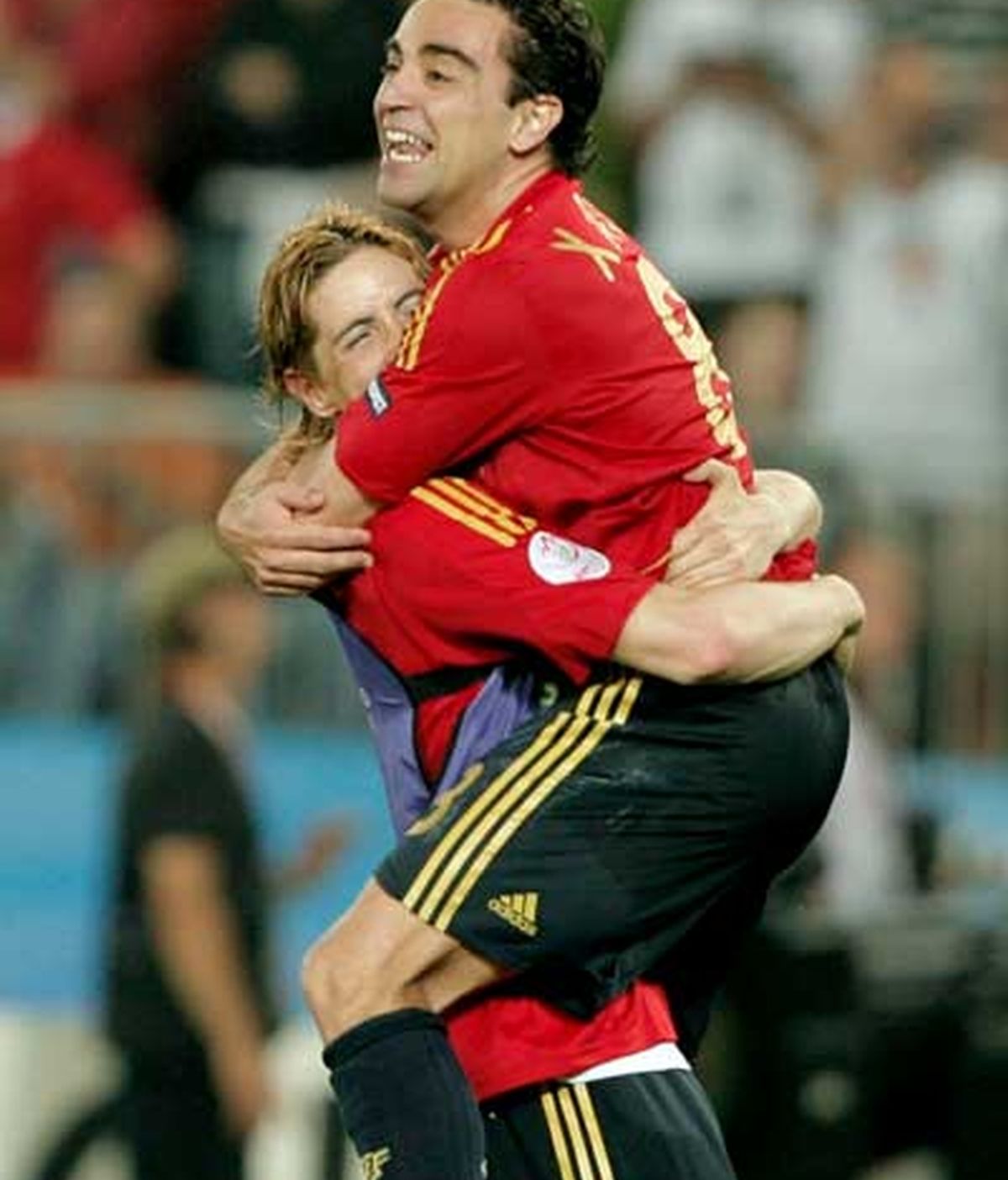 Xavi celebra la victoria con Torres. FOTO: EFE.