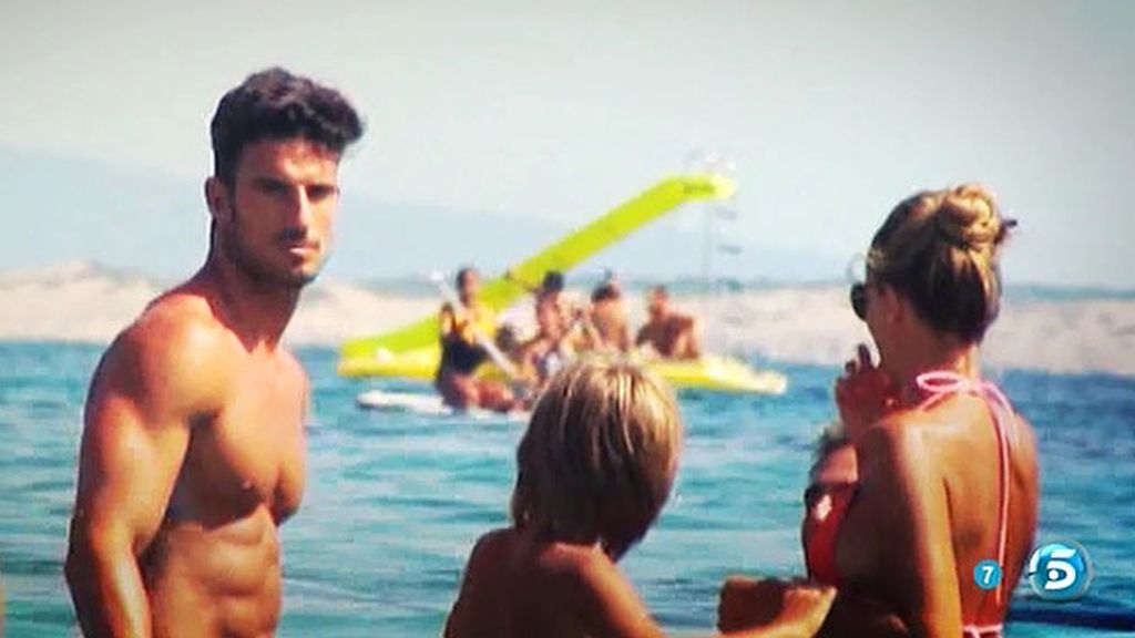 Aitor Ocio disfruta de un día de sol junto a su chica