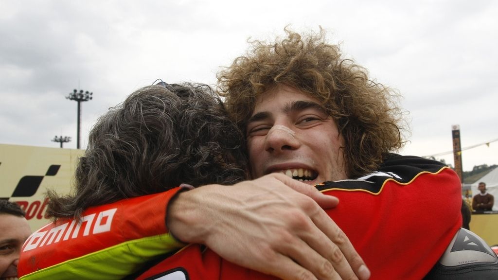 Simoncelli abraza a un miembro de su equipo (Año 2008)