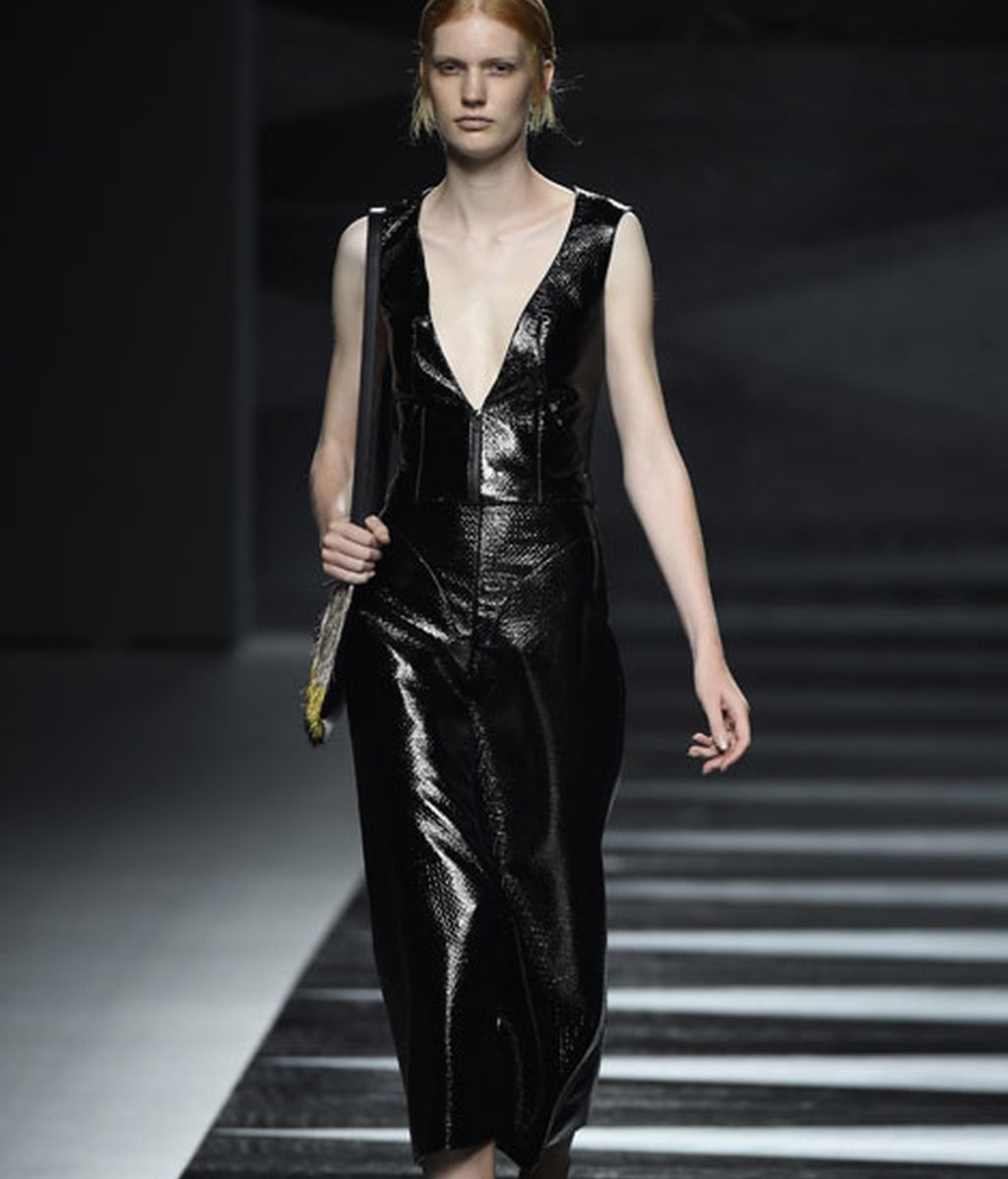 Elegantes y sorprendentes geometrías de color en el desfile de Juanjo Oliva