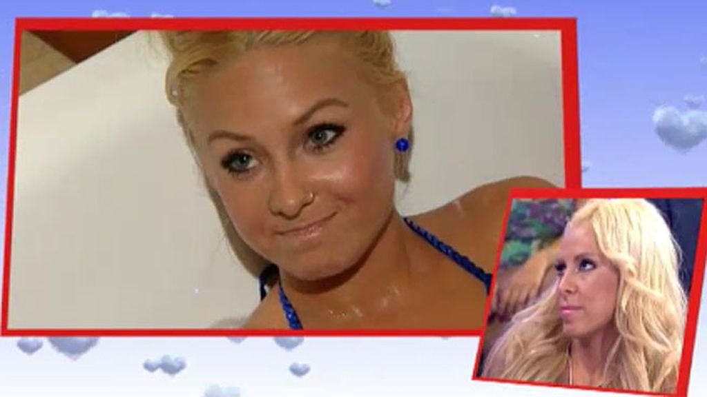 Un bonito baño con pétalos y espuma