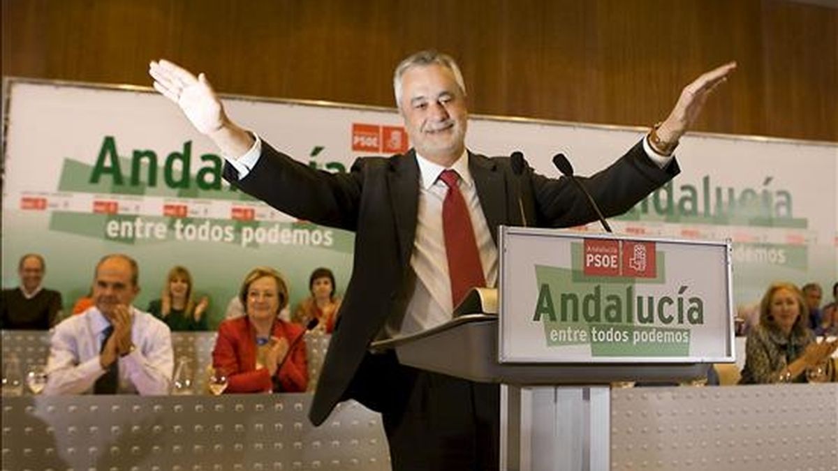 El candidato a la Presidencia de la Junta de Andalucía por el PSOE, José Antonio Griñán, tras ser ratificado hoy en la reunión del Comité Director del PSOE andaluz. EFE