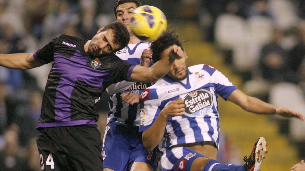 El defensa del Real Valladolid Mikel Balenziaga (i), despeja el balón ante los jugadores del Deportivo Iván Sánchez-Rico, "Riki" (c) y el centrocampista colombiano Abel Aguilar (d),