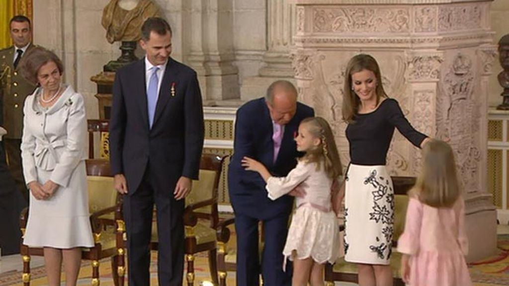 El beso de Leonor y Sofía al abuelo