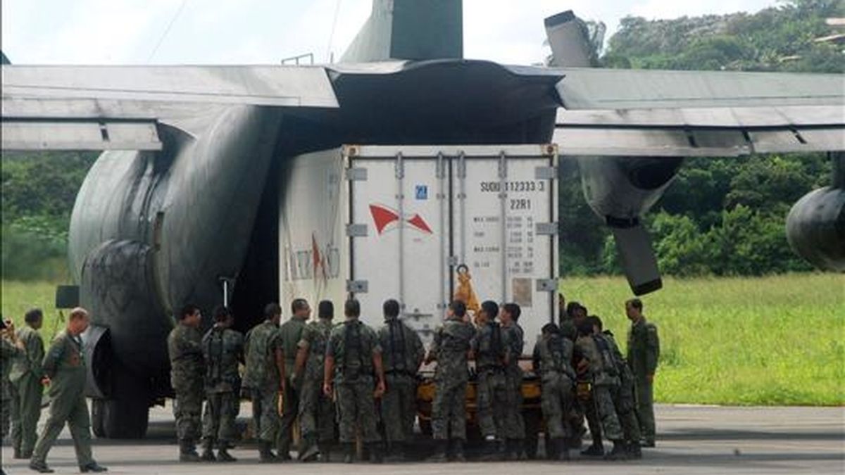 A cada dos días a partir de hoy, los militares volverán a analizar si procede continuar buscando restos y víctimas, en reuniones presenciales en Recife, ciudad en la que está instalado el comando de la operación. EFE/Archivo