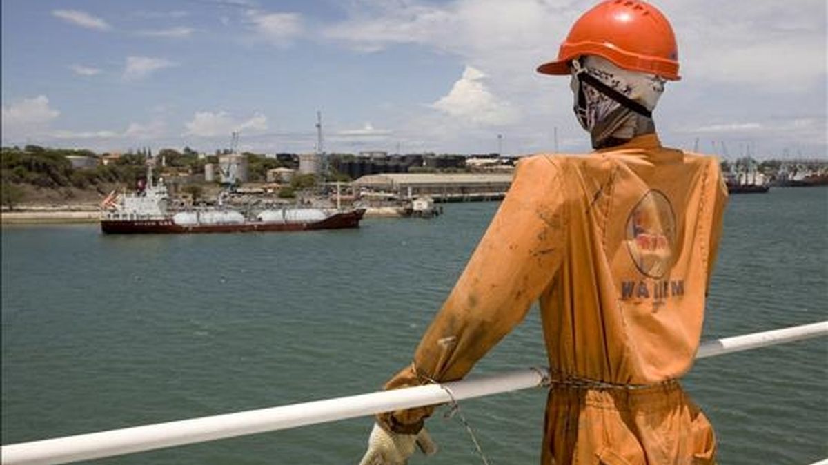 Un buque que anclado hoy en el puerto de Mombasa (Kenia) exhibe un monigote tipo "espantapájaros" en la cubierta. EFE