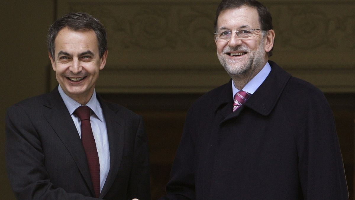 El presidente del Gobierno en funciones, José Luis Rodríguez Zapatero, recibe a su sucesor en el cargo, Mariano Rajoy, en el Palacio de la Moncloa