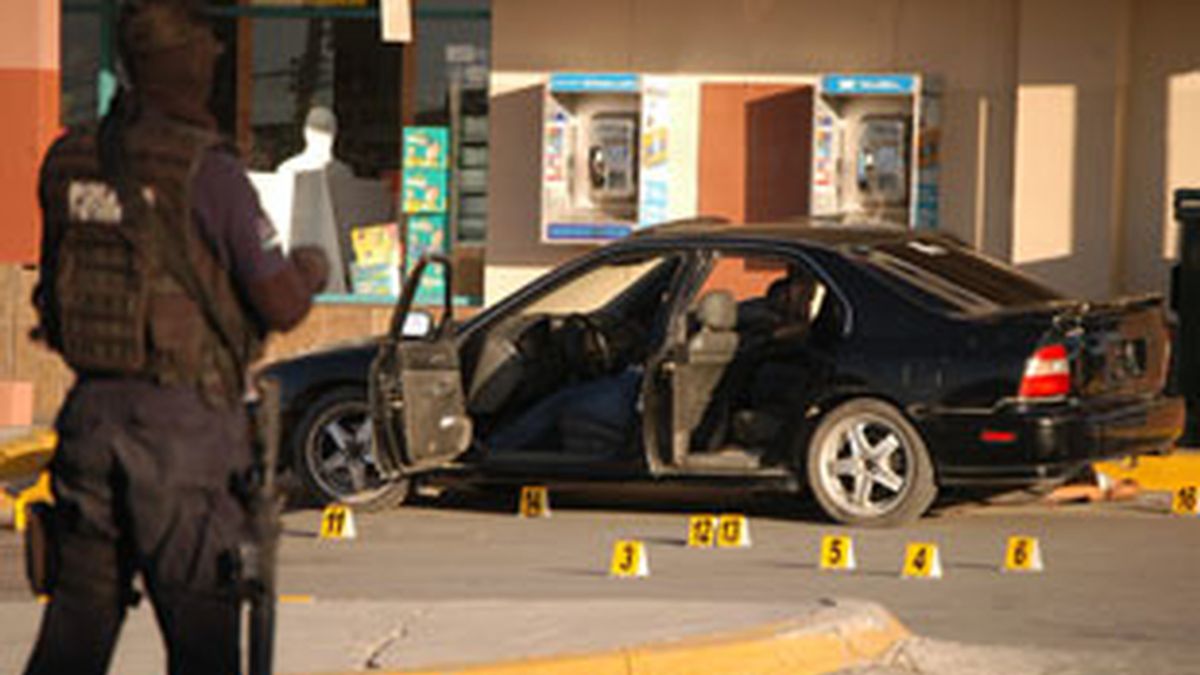 Imagen del vehículo donde han sido asesinados 3 hombres. Foto: EFE