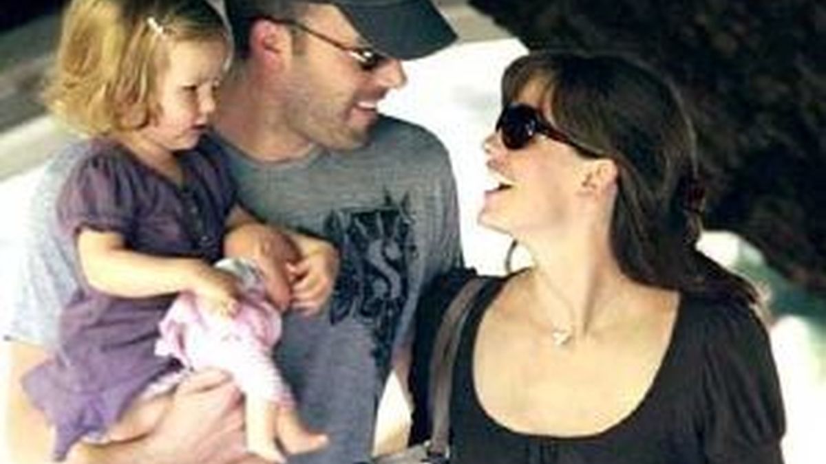 Ben Affleck pasea con su mujer y su hija Violet. Foto: AP