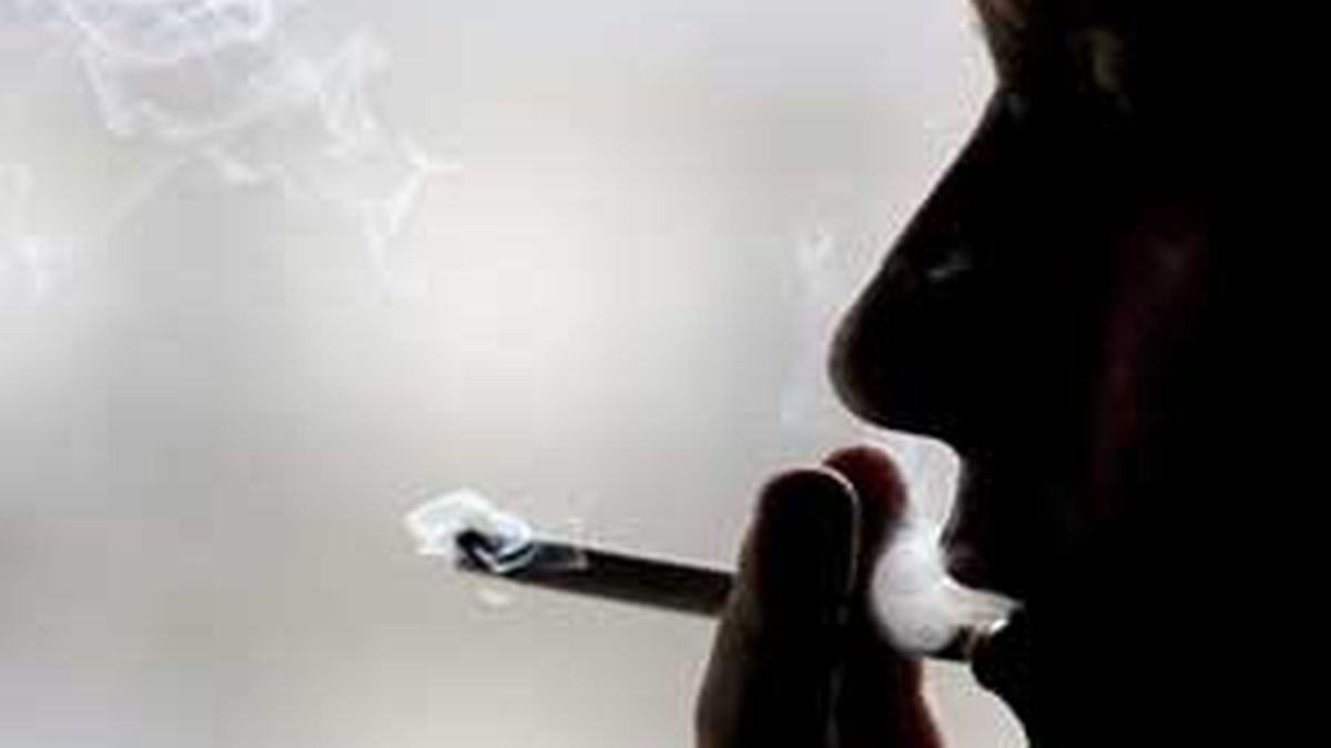 El investigador ha afirmado que la aparición del tabaco en cine y televisión puede contribuir a la progresión del hábito de fumar en los adolescentes. Foto: EFE