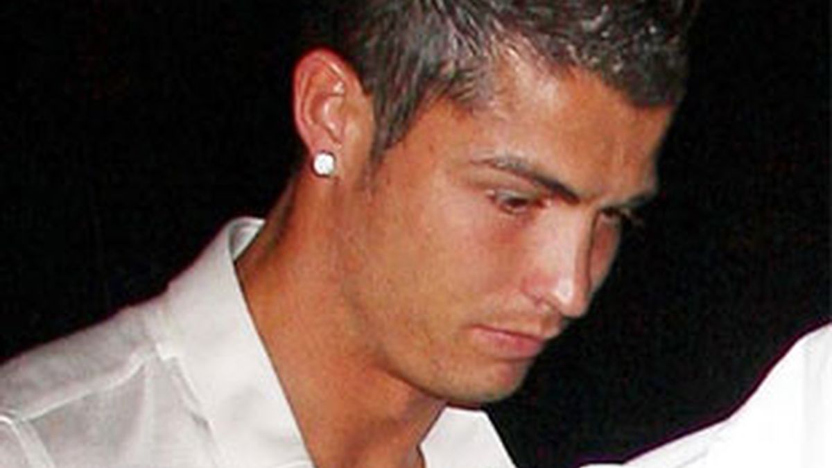 La madre del hijo de Ronaldo es una camarera a la que el futbolista sedujo en un restaurante.